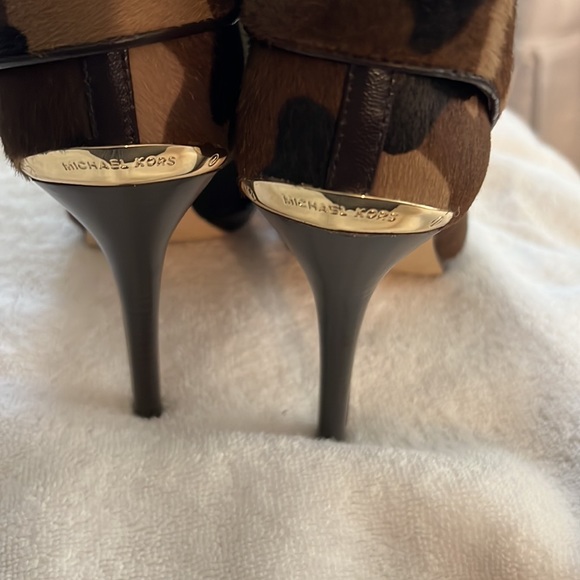 New Real Fur Michael Kors Camo Cav Hair booties & matching chained wallet.😍 - Picture 8 of 16